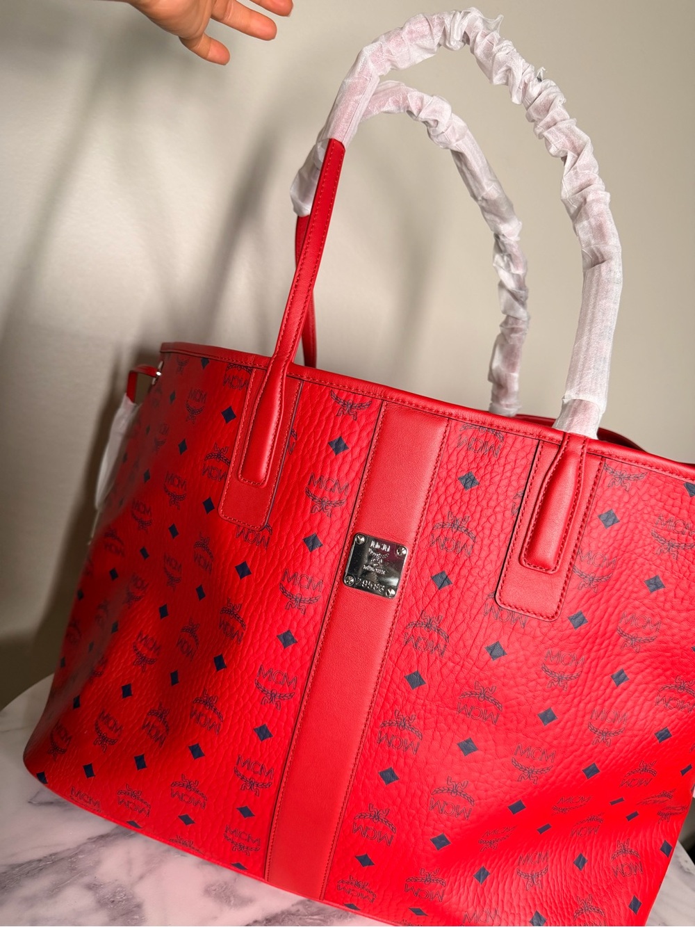 MCM visetos large liz reversible shopper tote candy red - Picture 5 of 11